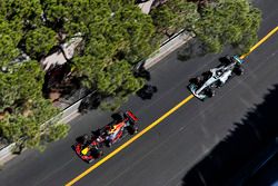 Daniel Ricciardo, Red Bull Racing RB13, Valtteri Bottas, Mercedes AMG F1 W08