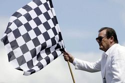 Roger Moore mit einer karierten Flagge