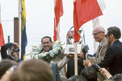 Podium : Jack Brabham, Brabham BT24-Repco, fête la victoire
