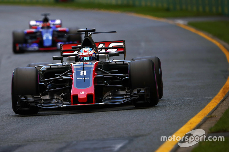 Romain Grosjean, Haas F1 Team VF-17, delante de Daniil Kvyat, Scuderia Toro Rosso STR12