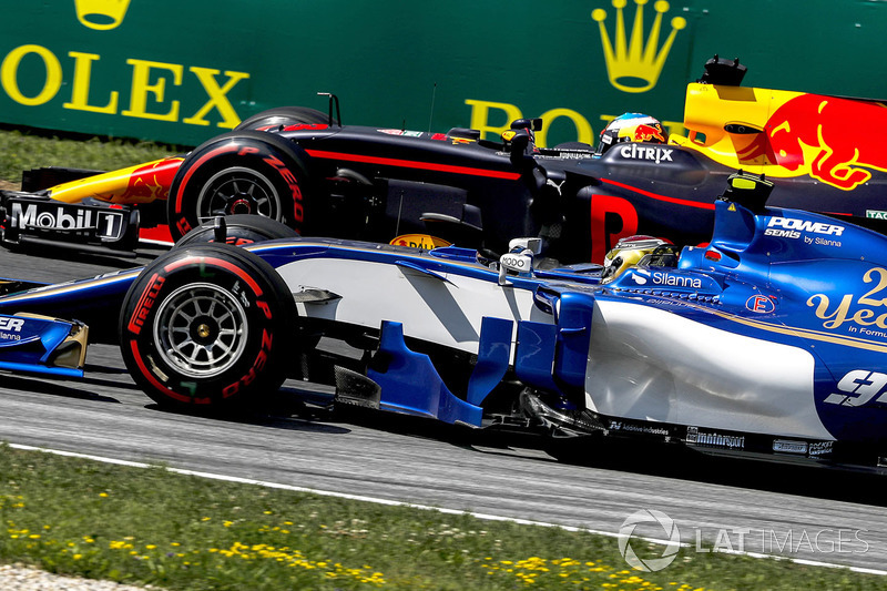 Pascal Wehrlein, Sauber C36, Daniel Ricciardo, Red Bull Racing RB13