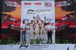 Podium: Pemenang Race 1, Danial Frost; peringkat kedua, Presley Martono; peringkat ketiga, Isyraf Danish