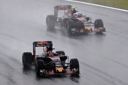 Daniil Kvyat, Scuderia Toro Rosso STR11, Carlos Sainz Jr., Scuderia Toro Rosso STR11