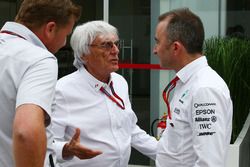 Bernie Ecclestone con Paddy Lowe, Mercedes AMG F1