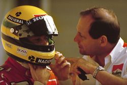 Ayrton Senna, McLaren Honda, se prepara para calificar bajo la atenta mirada del jefe del equipo McLaren Ron Dennis