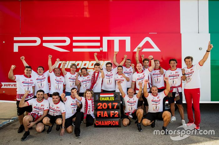Charles Leclerc, PREMA Powerteam, Antonio Fuoco, PREMA Powerteam y el equipo celebra