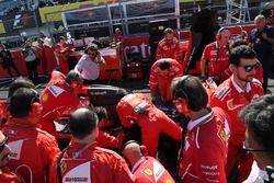 Ferrari mechanics observan el coche de Sebastian Vettel, Ferrari SF70H, problemas técnicos