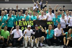 Le vainqueur Lewis Hamilton, Mercedes AMG F1, troisième place Valtteri Bottas, Mercedes AMG F1, font la fête avec l'équipe