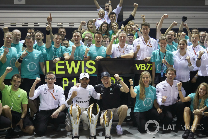 Race winner Lewis Hamilton, Mercedes AMG F1, third place Valtteri Bottas, Mercedes AMG F1, celebrate with the team