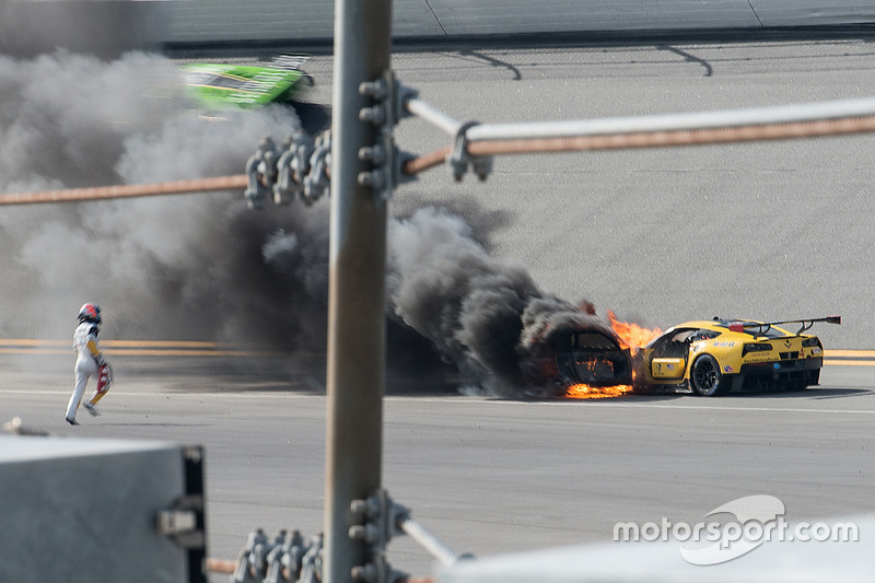 Marcel Fassler corre para apagar el fuego de su Corvette N°4.