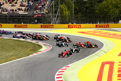 Rennstart: Sebastian Vettel, Ferrari SF70H; Lewis Hamilton, Mercedes AMG F1 W08; Kimi Räikkönen, Fer