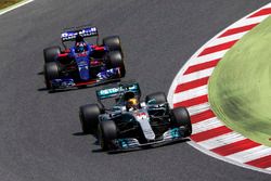 Lewis Hamilton, Mercedes AMG F1 W08; Daniil Kvyat, Scuderia Toro Rosso STR12