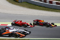 Кими Райкконен, Ferrari SF70H, Макс Ферстаппен, Red Bull Racing RB13, возвращаются на трассу после столкновения