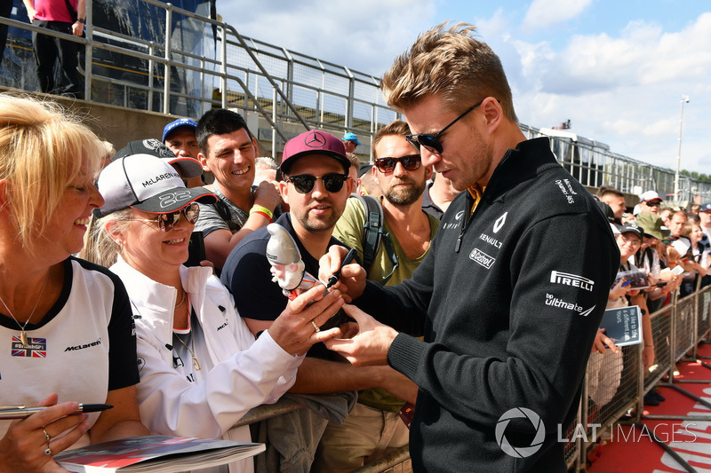 Nico Hulkenberg, Renault Sport F1 Team signs autographs for the fans