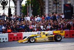 Jolyon Palmer demonstrates the Renault Sport F1 Team RS01