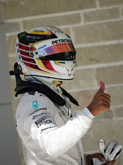 Lewis Hamilton, Mercedes AMG F1, célèbre sa pole position dans le parc fermé