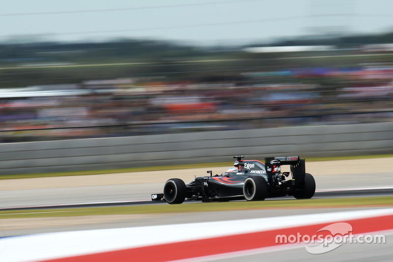 Alonso continuava mostrando sua insatisfação pelo rádio, como fez no GP dos Estados Unidos: “Estamos atrás das Renault, levando volta... Que desastre, que desastre.”