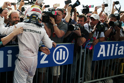 Race winner Lewis Hamilton, Mercedes AMG F1 celebrates with the team in parc ferme
