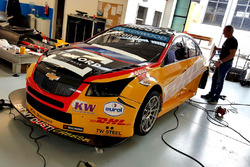 De WTCC-wagen van Tom Coronel, ROAL Motorsport wordt bestickerd