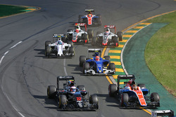 Jenson Button, McLaren MP4-31 und Pascal Wehrlein, Manor Racing MRT05