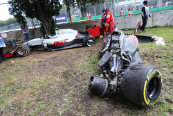 De McLaren MP4-31 van Fernando Alonso, McLaren en de Haas VF-16 of Esteban Gutierrez, Haas F1 Team n