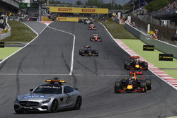 Daniel Ricciardo, Red Bull Racing RB12 memimpin behind FIA Safety Car