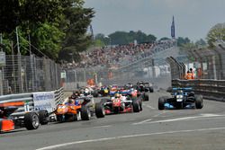 Départ, Mikkel Jensen (DNK) kfzteile24 Mücke Motorsport Dallara F312 Mercedes-Benz, Ben Barnicoat HitechGP Dallara F312 Mercedes-Benz, Ryan Tveter (USA) Carlin Dallara F312 Volkswagen