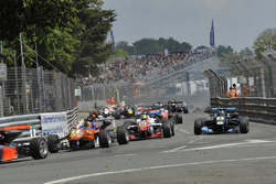 Départ, Mikkel Jensen (DNK) kfzteile24 Mücke Motorsport Dallara F312 Mercedes-Benz, Ben Barnicoat HitechGP Dallara F312 Mercedes-Benz, Ryan Tveter (USA) Carlin Dallara F312 Volkswagen