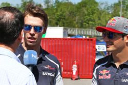 Daniil Kvyat, Scuderia Toro Rosso avec son coéquipier Carlos Sainz Jr, Scuderia Toro Rosso