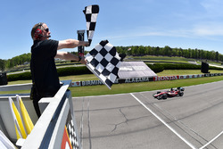 Le vainqueur Santiago Urrutia, Schmidt Peterson Motorsports