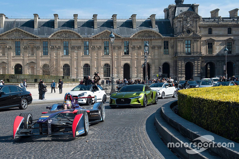 Jean-Eric Vergne frente al Museo del Louvre