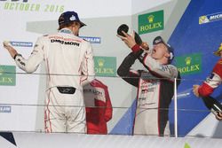 Podium: Les vainqueurs #6 Toyota Racing Toyota TS050 Hybrid: Stéphane Sarrazin, Mike Conway, Kamui Kobayashi, deuxième place #8 Audi Sport Team Joest Audi R18 e-tron quattro: Lucas di Grassi, Loic Duval, Oliver Jarvis, troisième place #1 Porsche Team Porsche 919 Hybrid: Timo Bernhard, Mark Webber, Brendon Hartley