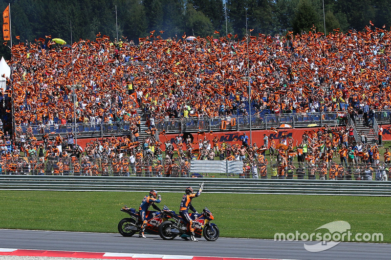 O público presente ao Red Bull Ring aprovou o desfile das novas motos, que terão esta pintura em 2017, quando serão pilotadas por Bradley Smith e Pol Espargaró.