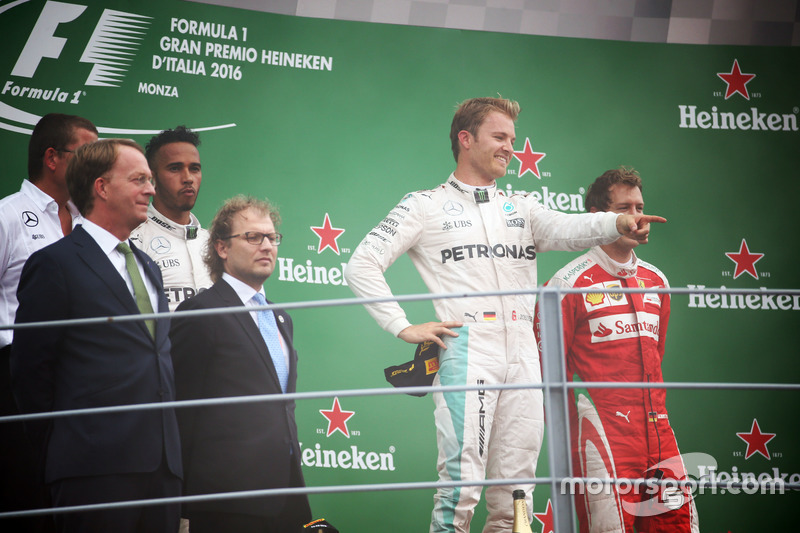 Ganador de la carrera Nico Rosberg, Mercedes AMG F1 celebra en el podio