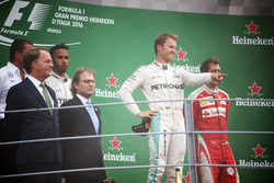 Race winner Nico Rosberg, Mercedes AMG F1 celebrates on the podium