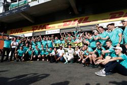 Nico Rosberg, Mercedes AMG F1 en Lewis Hamilton, Mercedes AMG F1 vieren feest met het team