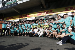 Nico Rosberg, Mercedes AMG F1 and Lewis Hamilton, Mercedes AMG F1 celebarte with the team