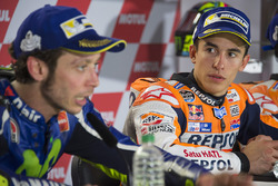 Tweede plaats Valentino Rossi, Yamaha Factory Racing, winnaar Marc Marquez, Repsol Honda Team