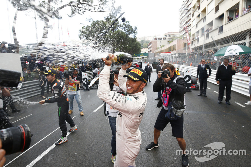 Le vainqueur Lewis Hamilton, Mercedes AMG F1 fête sa victoire sur le podium