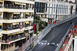 Lewis Hamilton, Mercedes AMG F1 W07 Hybrid dépasse son équipier Nico Rosberg, Mercedes AMG F1 W07 Hybrid