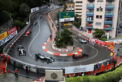 De safety car met Daniel Ricciardo, Red Bull Racing RB12