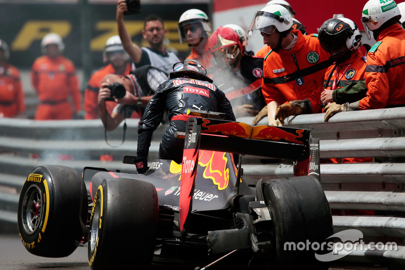 Max Verstappen, Red Bull Racing RB12 crashed out of the race