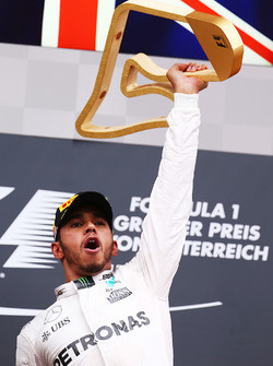 Pemenang lomba Lewis Hamilton, Mercedes AMG F1 celebrates di podium