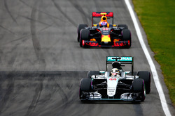 Lewis Hamilton, Mercedes AMG F1 W07 vor Max Verstappen, Red Bull Racing RB12