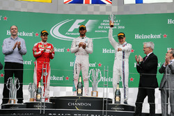 Podio: Sebastian Vettel, Ferrari, segundo lugar; Lewis Hamilton, Mercedes AMG F1 ganador de la carre