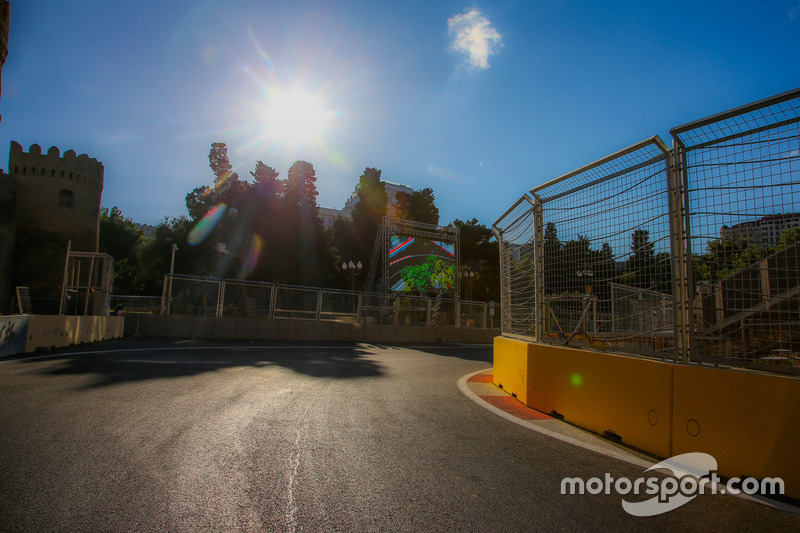 Circuito ciudad de Bakú en la curva 10 con el castillo
