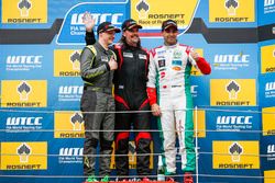 Podium trofeo Yokohama: Ferenc Ficza, Honda Team Zengo, Honda Civic WTCC; James Thompson, All-Inkl M