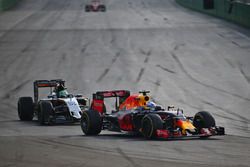 Daniel Ricciardo, Red Bull Racing RB12 devant Nico Hülkenberg, Sahara Force India F1 VJM09