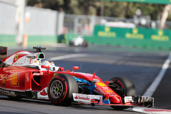 Sebastian Vettel, Ferrari SF16-H avec un sac en plastique sur l'avant