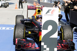 Le deuxième, Max Verstappen, Red Bull Racing arrive dans le Parc Fermé